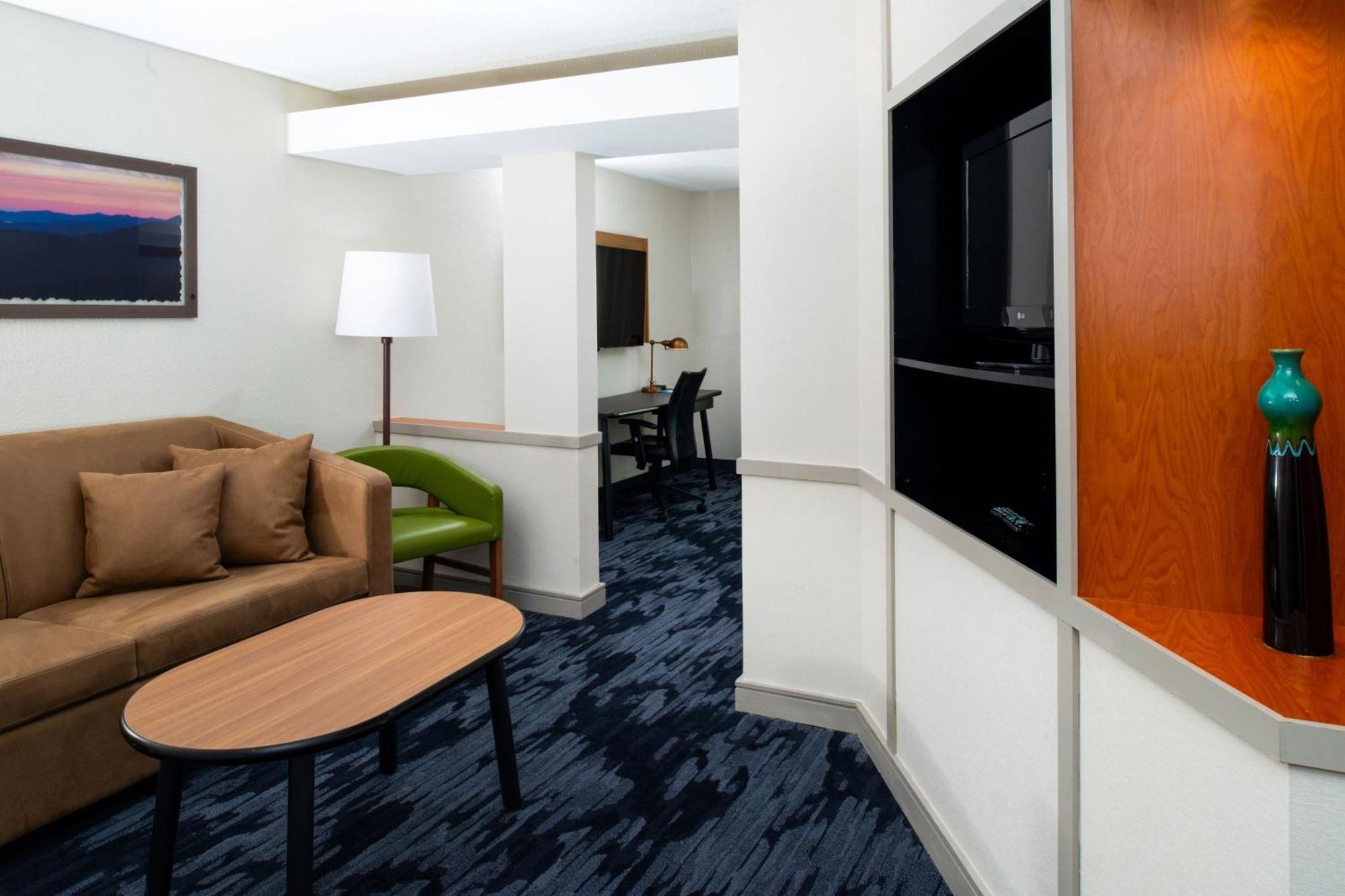 Fairfield Inn & Suites Greensboro Wendover Екстер'єр фото